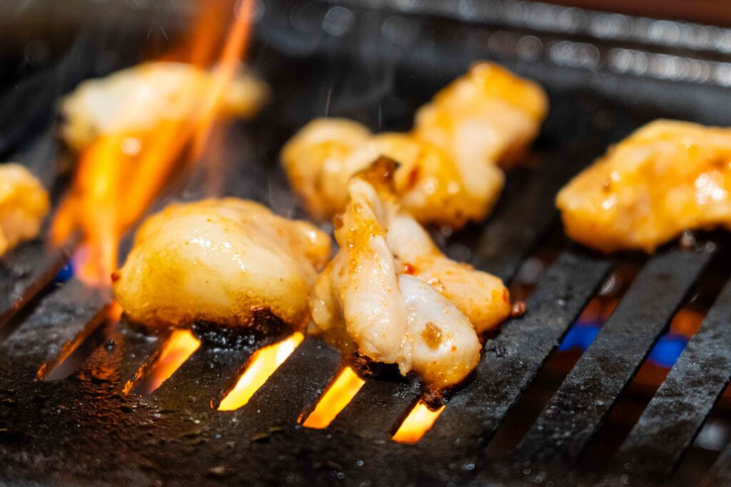 新潟県中越の人気焼肉店で焼かれるホルモン。脂がじゅわっと広がる至福の焼きシーン