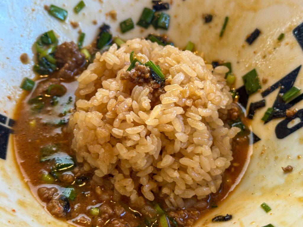 タレの旨味を吸った「追い飯」。まぜそばのシメにぴったりな味変メニュー。