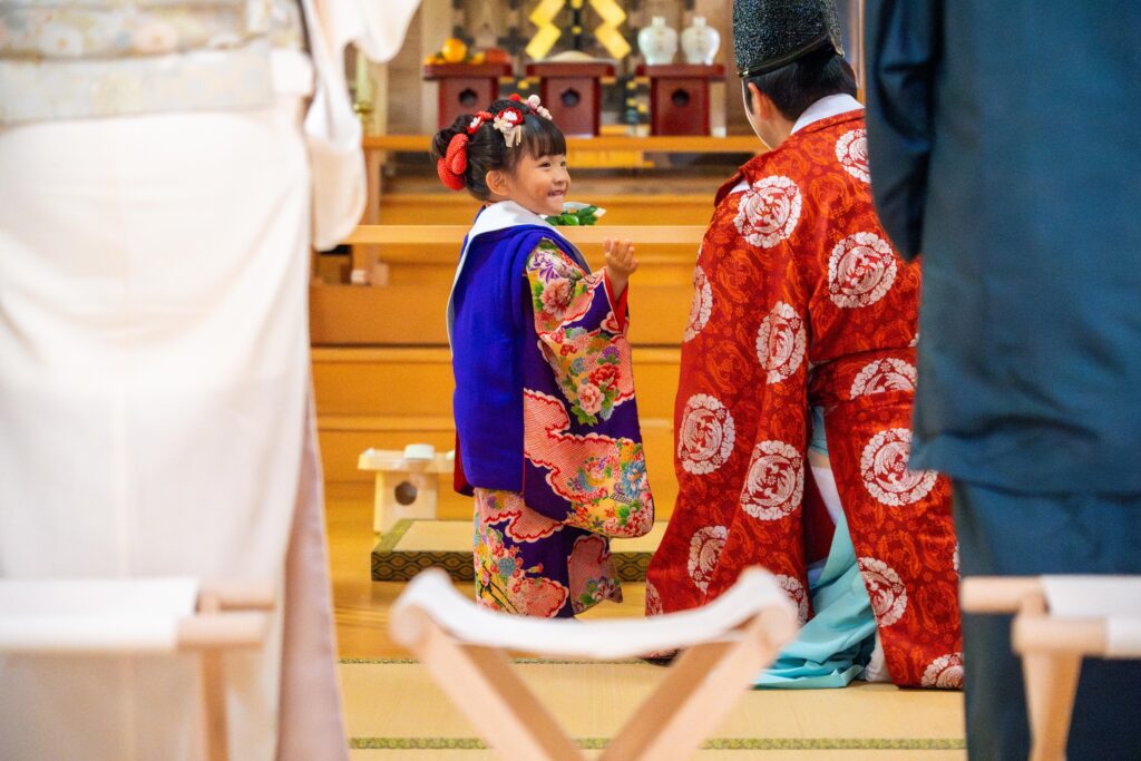 神主と向き合う七五三の女の子（八海神社・南魚沼市）
