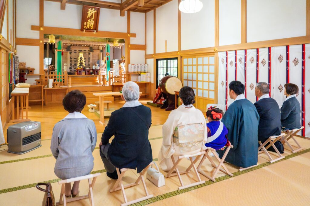 八海神社の拝殿でご祈祷を受ける七五三の家族（南魚沼市）