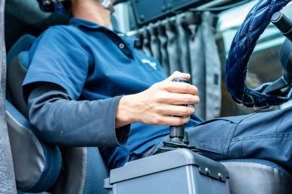 クレーン車の運転席に座り、真剣な表情で前方を確認する清水クレーンサービスの若手オペレーター。