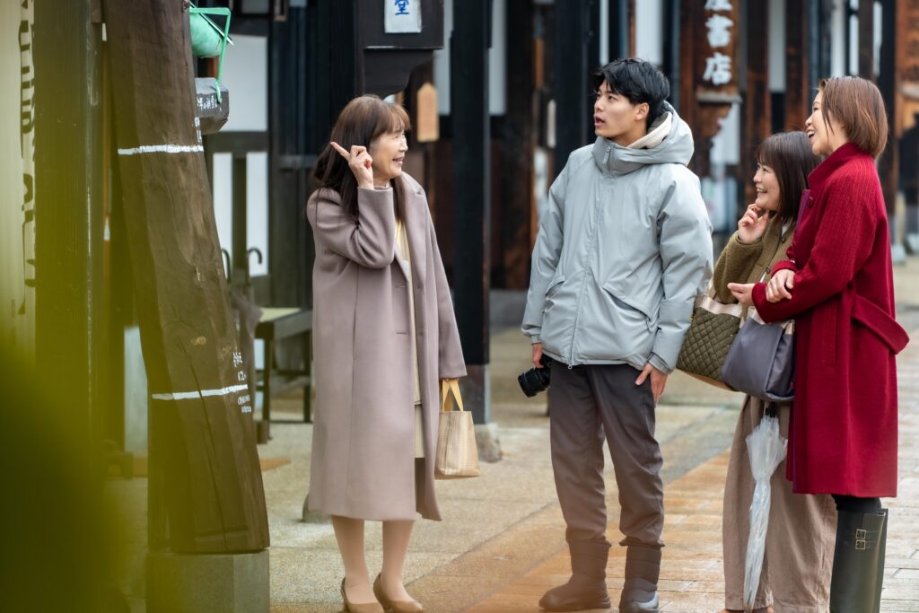 牧之通りで和装に身を包み、温かい笑顔で観光客を迎えるガイドグループ雪彩のベテランガイド・中島様。