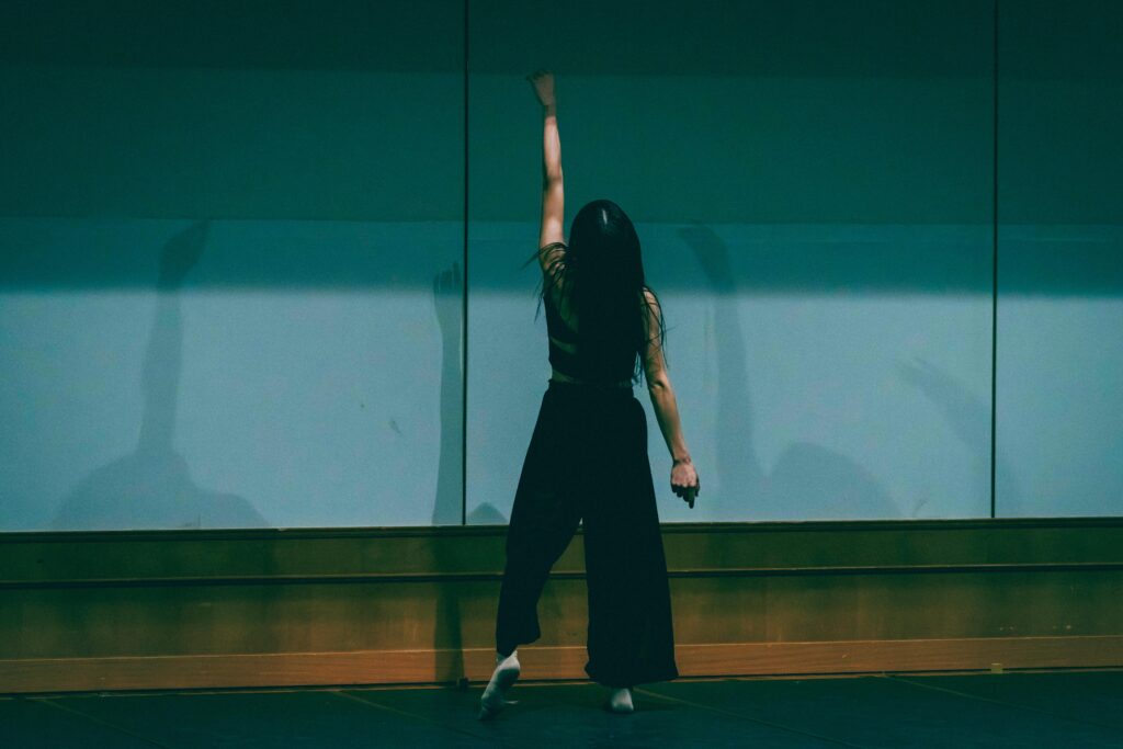 激しい動きの中で髪が扇状に広がる、コンテンポラリーダンスの一瞬を捉えた写真。力強さと芸術性が共存するカット。