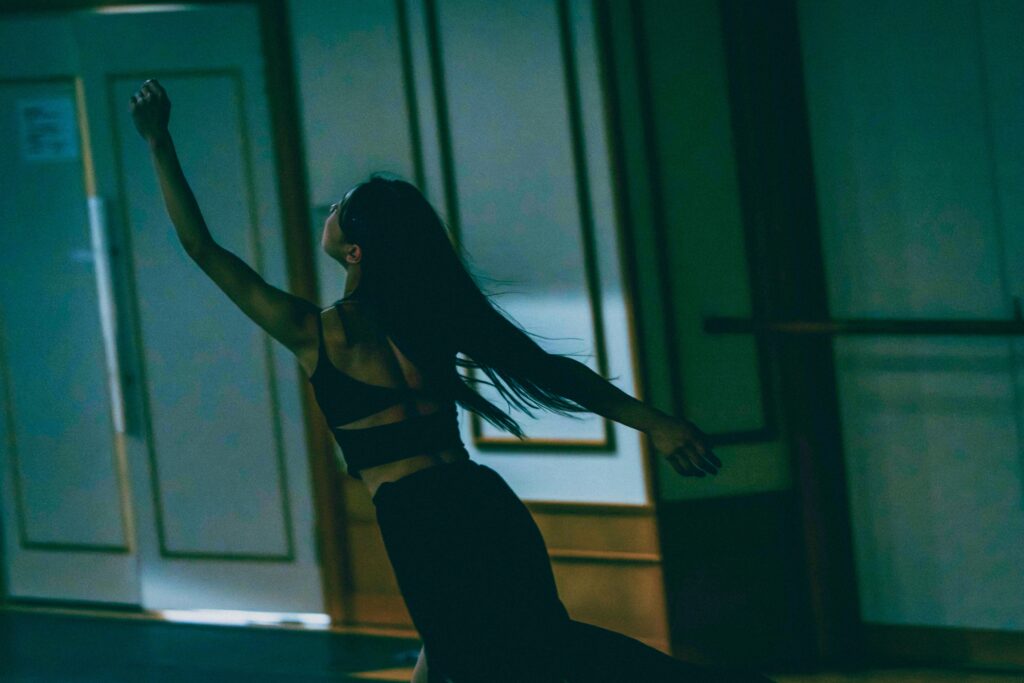 舞台の床に身体をしなやかに預け、限界まで背中を反らせた芸術的なポーズ。スタジオ・バレリータの高い表現力を象徴する一枚。